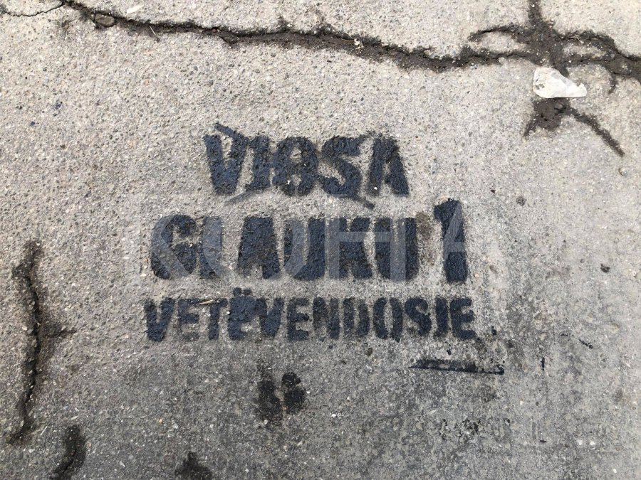 Paraqiten grafite ku e shfaqin Glauk Konjufcën “të parin”, “kundërshtohet” emri i Osmanit