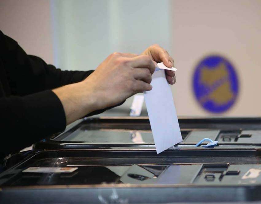 Dënohet me kusht personi që manipuloi rezultatin zgjedhor