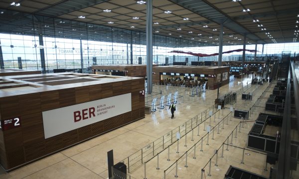 Mbyllet një pjesë e Aeroportit të Berlinit si pasojë e pandemisë