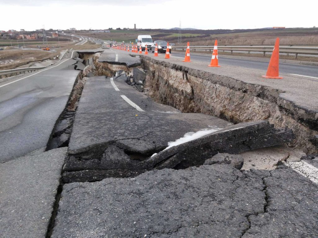 Pjesa e shembur e Autostradës Prishtinë – Mitrovicë, MI ende nuk ka intervenuar