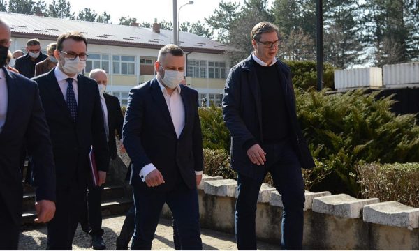 Vuçiq do të ndajë ndihma sociale për çdo familje serbe në Kosovë