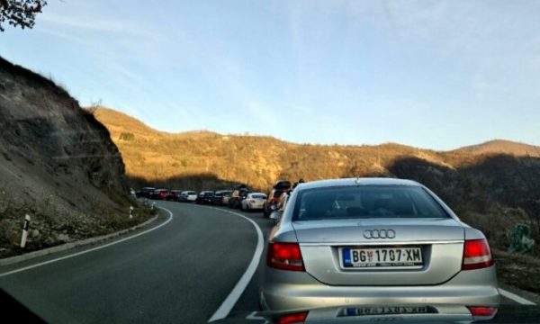 Kolonë më shumë se një kilometër në kufirin Maqedoni-Kosovë