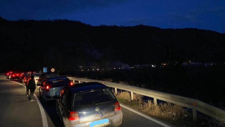 Çka po ndodhë në pikën kufitare në Jarinë? Kolona të gjata në pritje