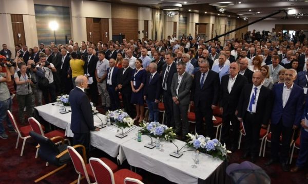 Zhvillimet në LDK – Emrat që u tërheqën nga pozitat e kush pritet ta zëvendësojë Isa Mustafën