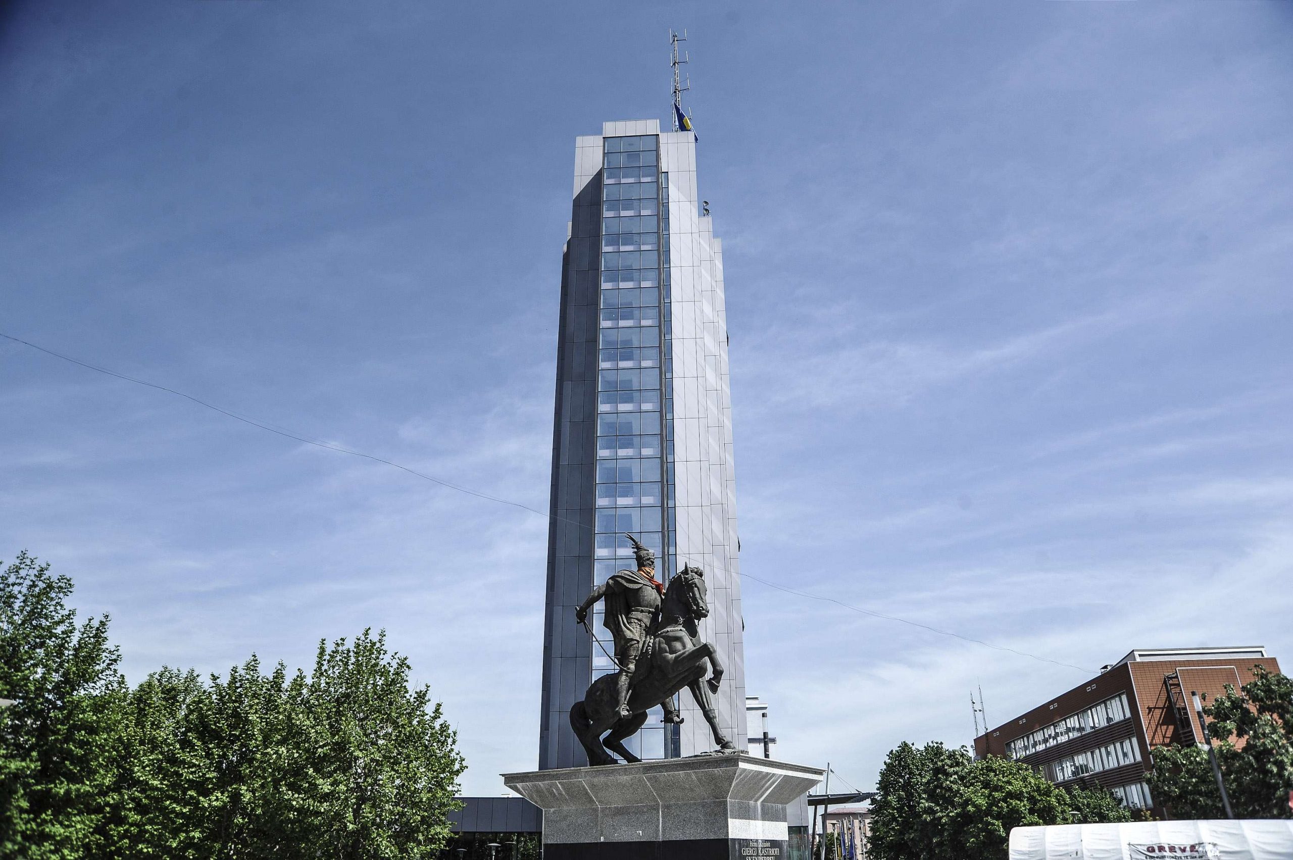 Qeveria premton rritje ekonomike mbi 10 për qind, ekspertët e quajnë ëndërr me sy hapur
