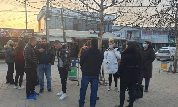 Prindërit protestojnë në Graçanicë, thonë se gjykata po tregohet e ‘ashpër’ me fëmijët e tyre