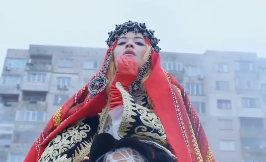 Rita Ora shfaqet me veshje kombëtare të kreatorit nga Prishtina