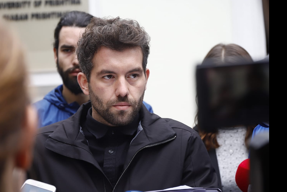 Rron Gjinovci reagon për kosovarët që votuan në Shqipëri: Është mungesë etike