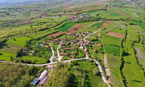 Prokuroria deklarohet për rastin e gruas nga Skënderaj që kërceu nga kati i tretë i shtëpisë