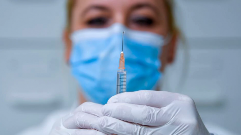 Mjekja: Një dozë e vaksinës garanton mbrojtje për ata që kanë kaluar Covid