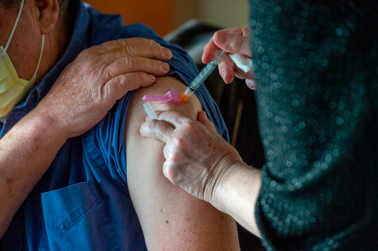 Sot në Skenderaj u vaksinuan kundër COVID-19 dy persona mbi 100-vjeçar