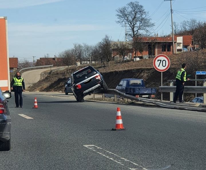 Aksident trafiku në Arllat të Drenasit, vetura përfundon mbi mbrojtëset e rrugës