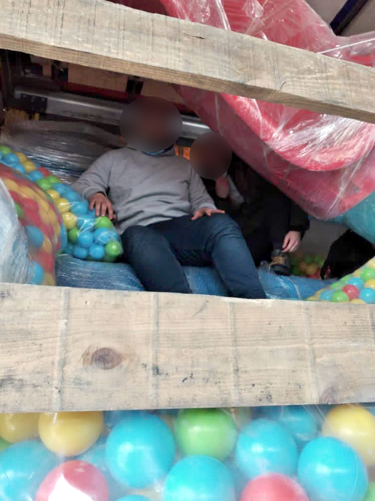 Ndalohen në Han të Elezit emigrantë ilegal të fshehur në një kamion që transportonte lodra për fëmijë