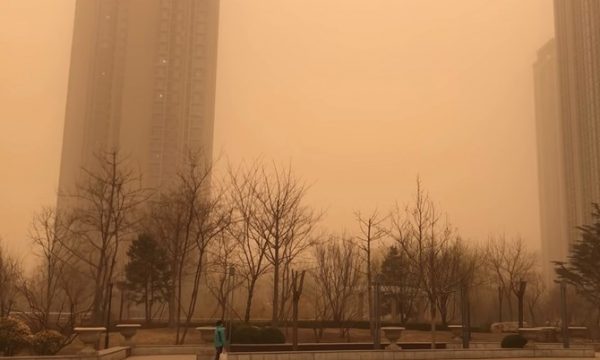 “Duket si fundi i botës”, Pekini mbulohet me pluhur të trashë ngjyrë kafe