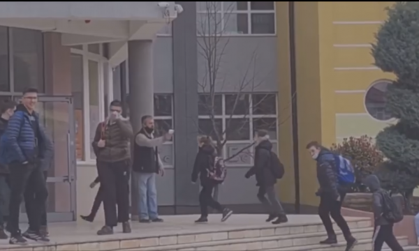 Ua mati temperaturat nxënësve ‘shkel e shko’, kaq u gjobit punonjësi i shkollës në Prizren