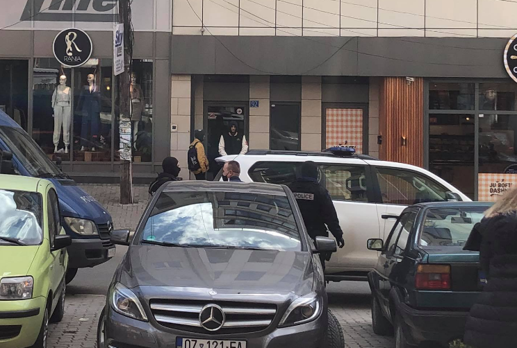 Me armë të gjata e të maskuar – Njësitë Speciale zgjerojnë operacionin e bastisjes në Prishtinë