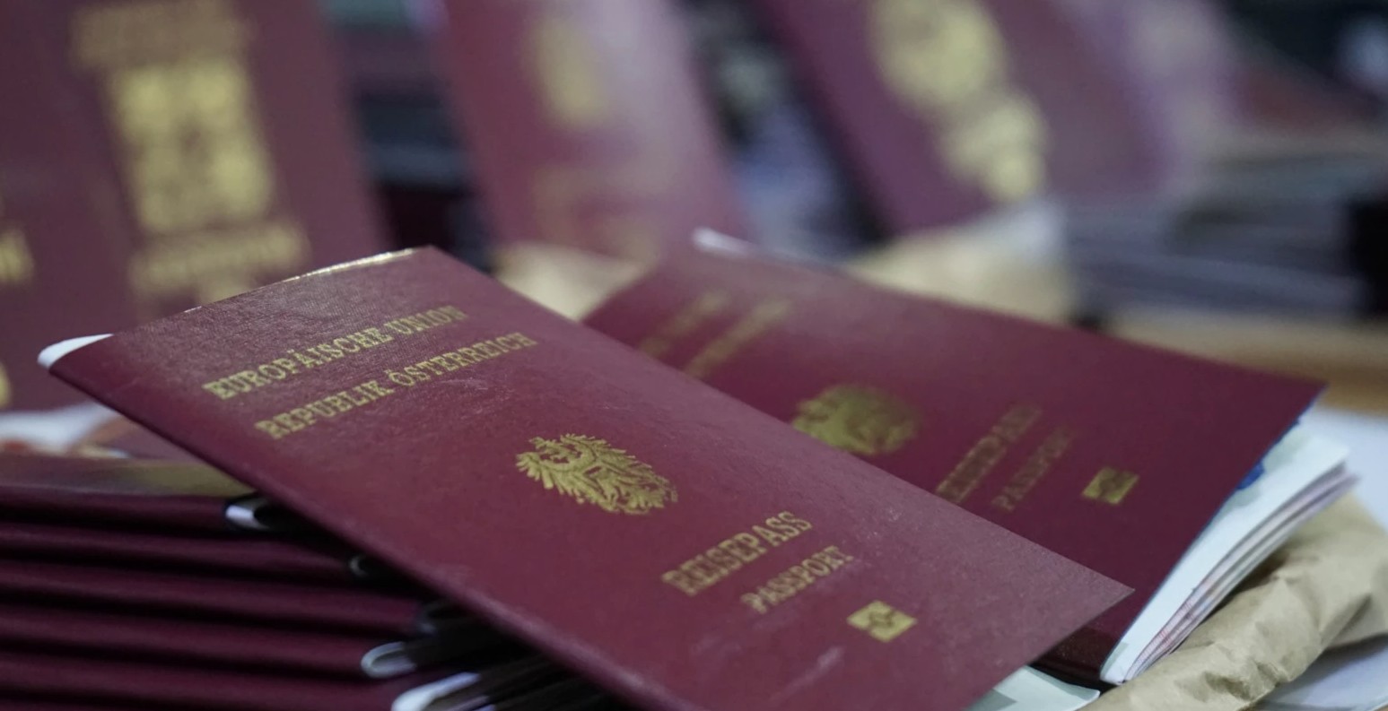 Policia e Kosovës arreston grupin që falsifikonte pasaporta dhe dokumente