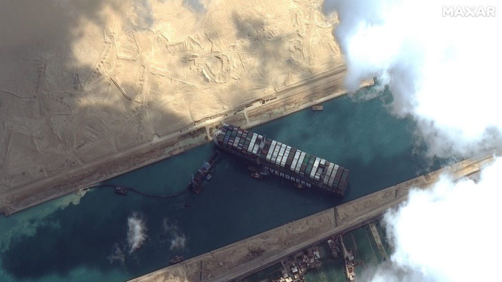 Kanali i Suezit zhbllokohet pjesërisht nga anija Ever Given