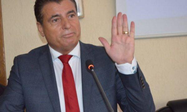 Agim Bahtiri del vullnetar që të vaksinohet i pari në Mitrovicë