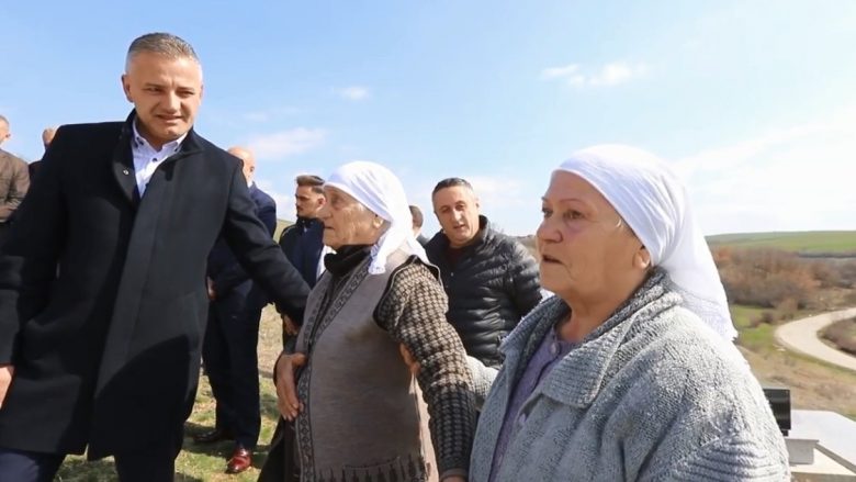 Motra e dy dëshmorëve: Qe 22 vjet askush s’ka ardh te lapidari i tyre