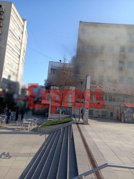 Pamje nga vendi i ngjarjes: Zjarr në një lokal në Prishtinë