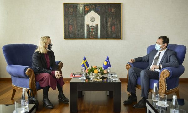 Maska e veçantë e ambasadores së Suedisë në takimin me Kurtin
