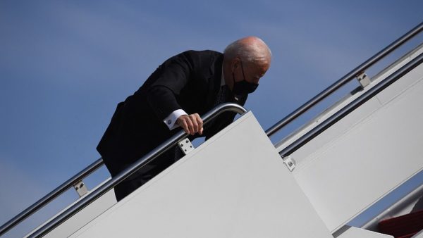 Shtëpia e Bardhë tregon arsyen dhe gjendjen pas rrëzimit të Joe Biden teksa hipte në aeroplan