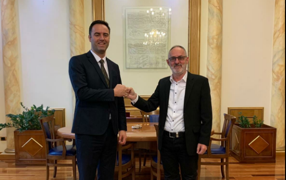 Glauk Konjufca e emëron gazetarin e njohur këshilltar për media