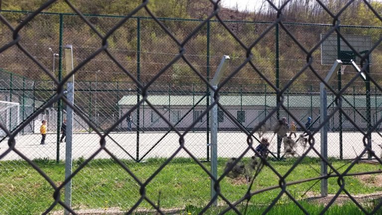 Dhjetë shtetas të huaj ikën nga Qendra e mbajtjes në Vranidoll pasi sulmuan rojet