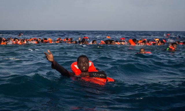 Kontrabandistët të pamëshirshëm hedhin në det emigrantët, raportohen 20 viktima