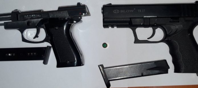 Vidhet  kasaforta me 12 armë brenda lokalit të armëve