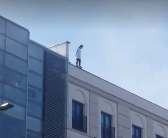 Një vajzë tenton të hidhet nga ndërtesa shumëkatëshe në Prishtinë