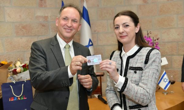Ines Demiri merr kartelën identifikuese prej diplomateje në Izrael