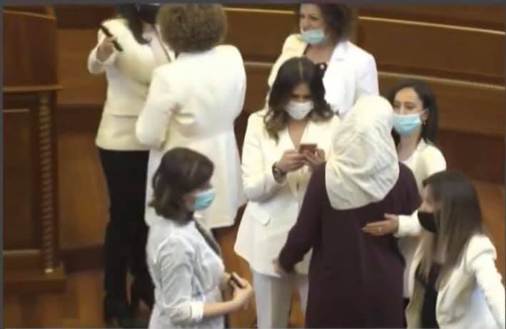 Gratë deputete në Kuvend të veshura me të bardha, mësohet arsyeja