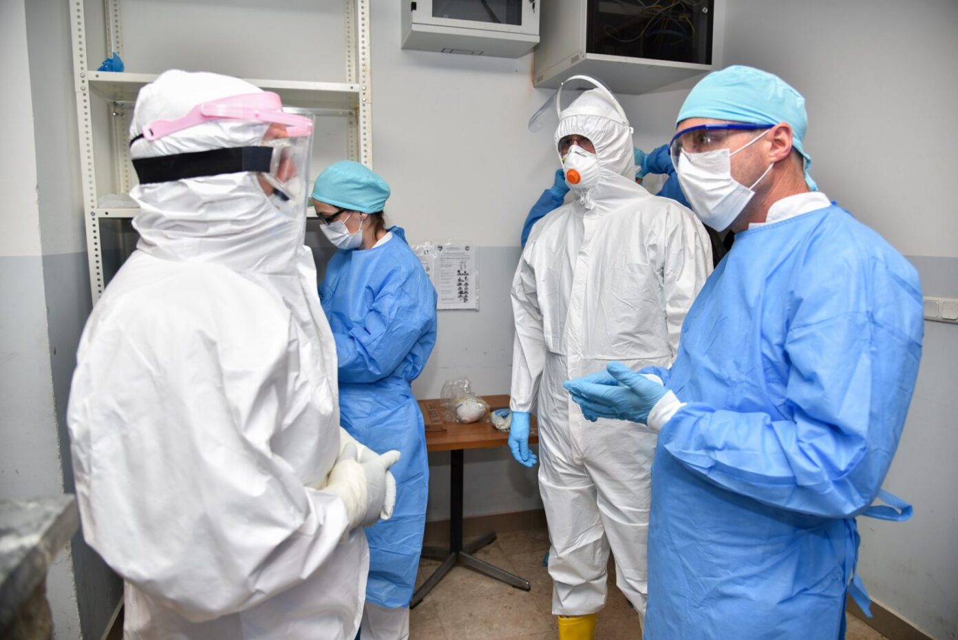 Nesër pritet të vaksionohen 150 mjekë e infermierë, fillohet me ata të Klinikës Infektive