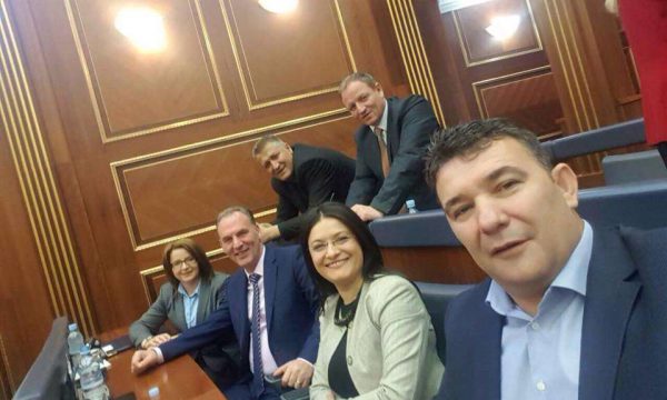 Limajn e braktisin të gjithë, i ikën edhe një ish-deputete