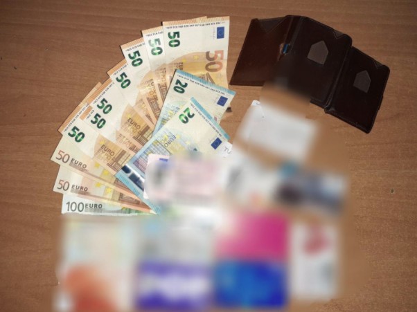 Gjest i madh i 1-shit: Taksisti fushë-kosovar dorëzon në polici kuletën me 500 euro që i ra udhëtarit në kerrin e tij
