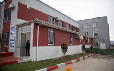 24-vjeçari nga Elbasani hidhet nga kati i tretë i Spitalit pasi rezultoi me Covid-19