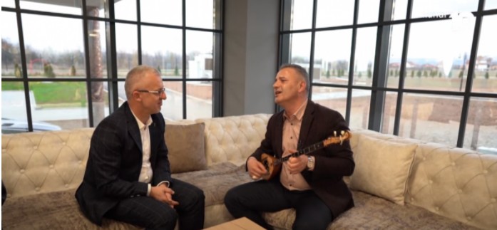 Bekim Jashari dhe Halil Kastrati këndojnë me çifteli në Shtëpinë e të Moshuarve