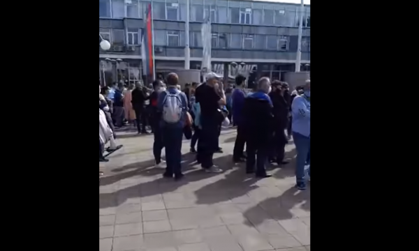 Gazetari shqiptar publikon pamje nga Beogradi: E pashë edhe një nga Kosova që po pret ta marrë vaksinën