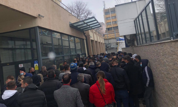 Radhë të gjata për vulë apostile para MPJD-së, nuk respektohen masat anti-Covid