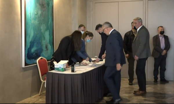 LDK zgjedh kryesinë e re: Quni, Haziri, Muhaxheri e Mjekiqi nënkryetarë, Imri Ahmeti sekretar