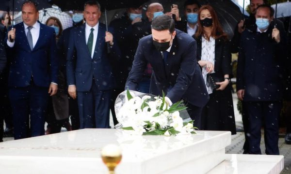 Abdixhiku bën nderime te varri i Rugovës, flet për rikthimin e madh të LDK-së