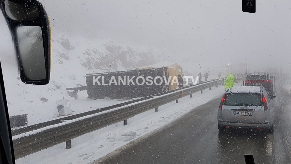 Vetëaksidentohet një maune në dalje të tunelit të Kalimashit