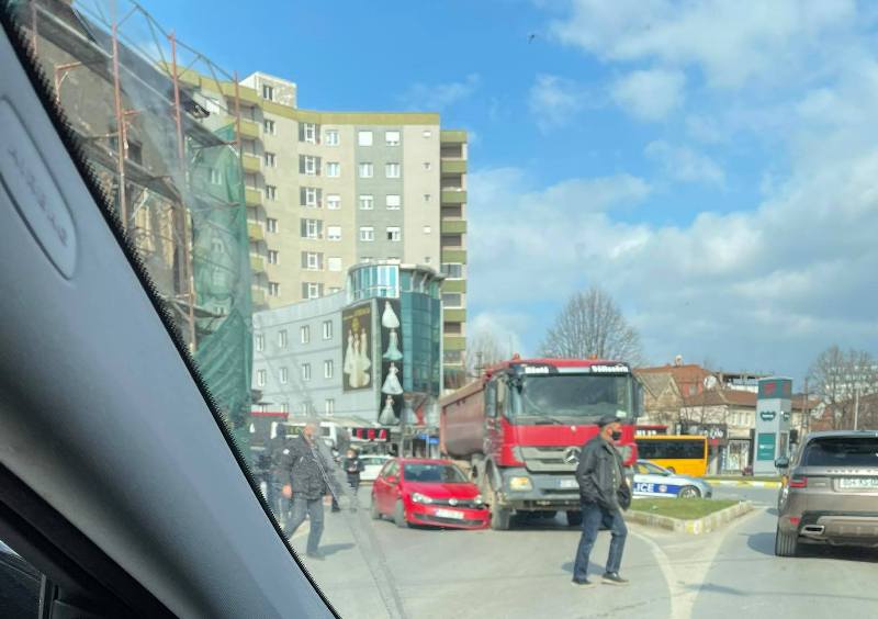 Aksident në kryeqytet: Vetura Golf goditet nga kamioni