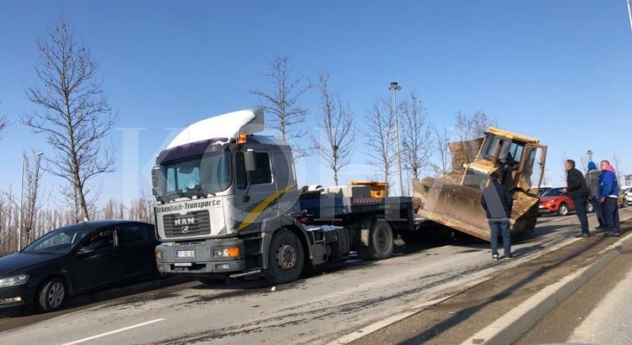 Aksident në lagjen Lakrishtë ekskavatori bie nga kamioni