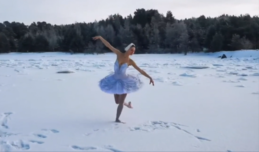 Balerina ruse interpreton “Liqenin e Mjellmave” në minus 15 gradë Celsius