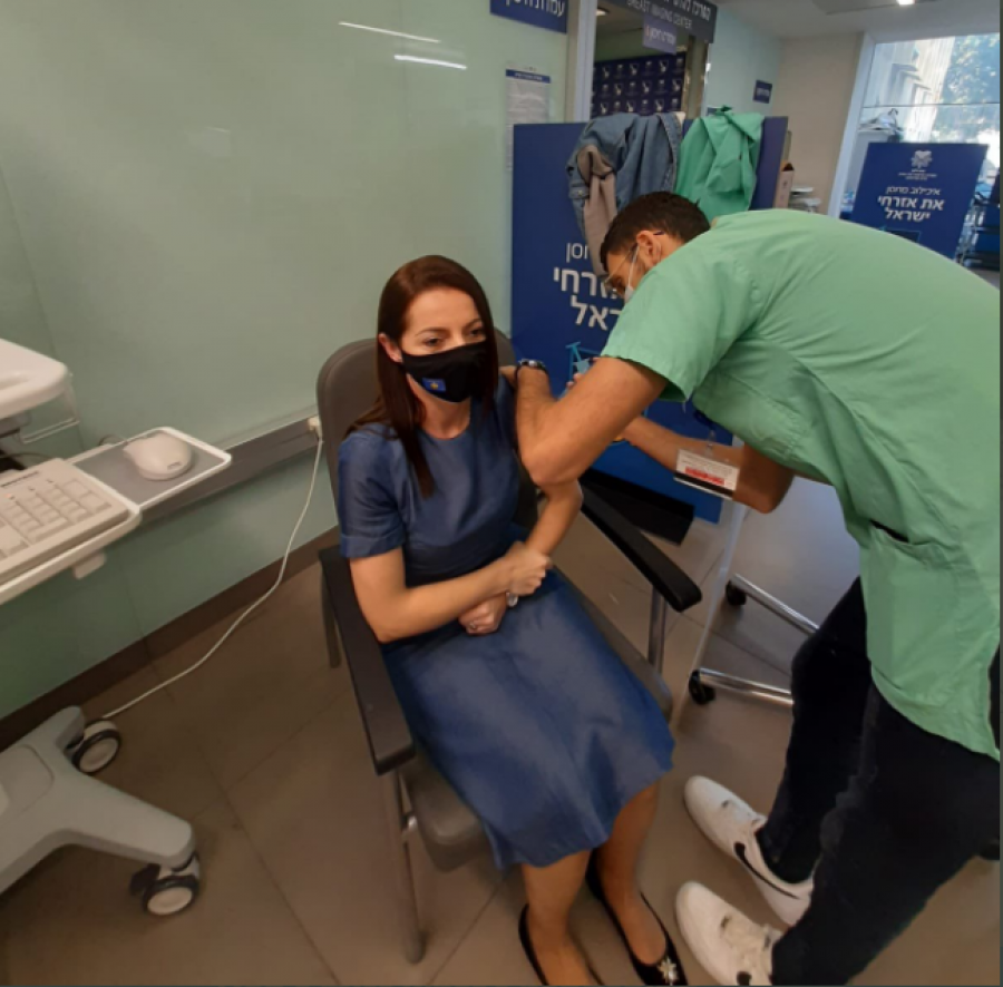 Ambasadorja e Kosovës në Izrael merr vaksinën anti-COVID