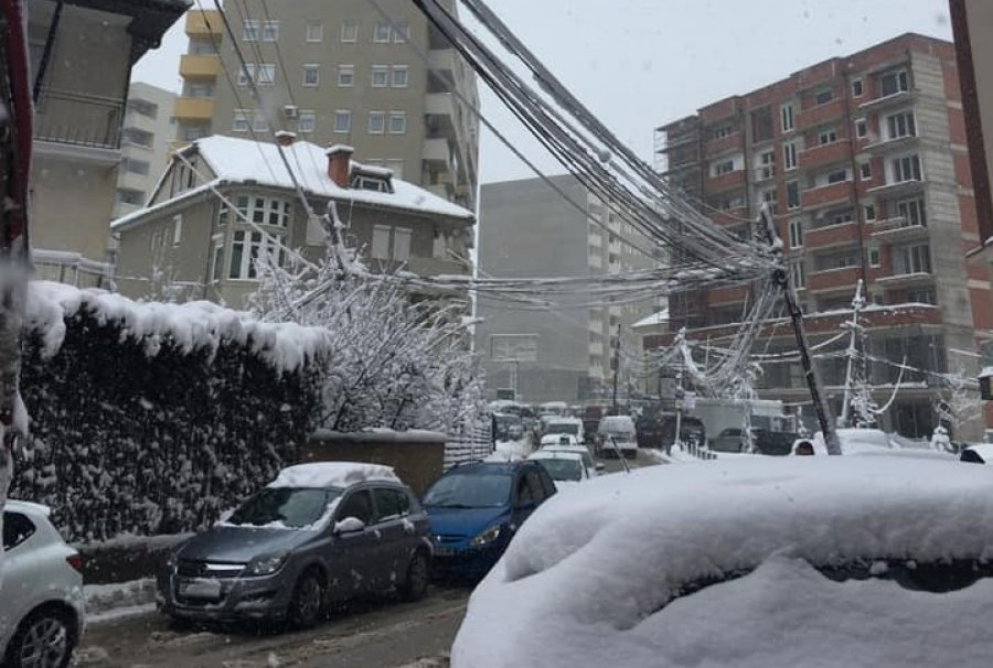 Banorët e lagjes “Mati 1” në Prishtinë thonë se po rrezikohen nga kabllot eklektike