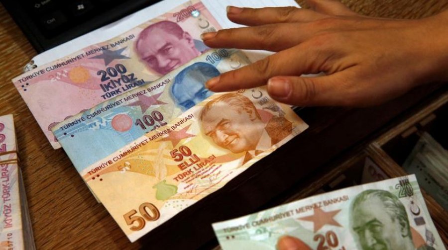 Monedha e Turqisë ka rënë deri në 14% pasi presidenti Reccep Tayyip Erdogan shkarkoi guvernatorin e Bankës Qendrore